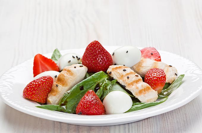 bigstock-Spinach-Chicken-Strawberry-Sal-48740837