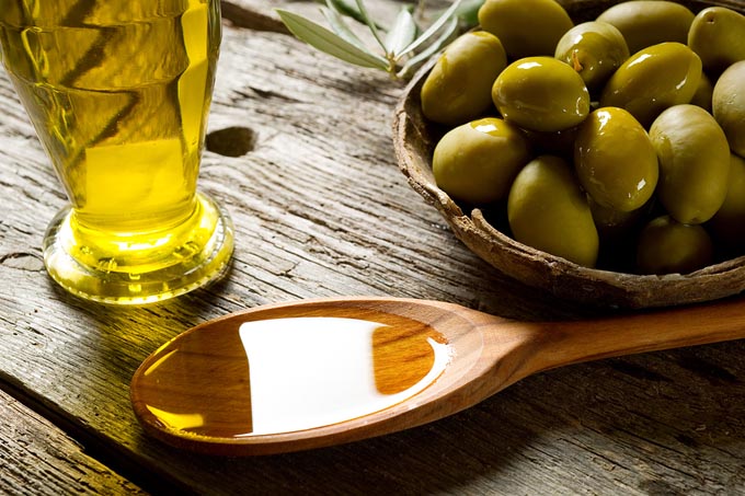 bigstock-olive-oil-over-spoon-27485537_mini