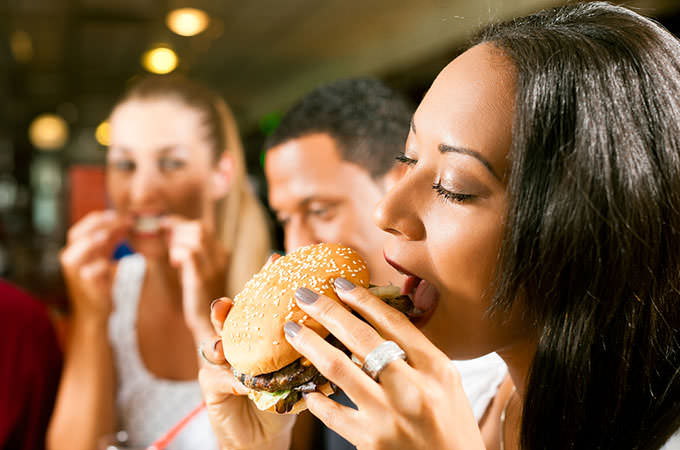 Friends-eating-fast-food